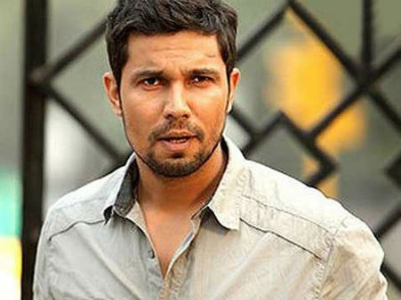 அக்ஷய் குமார் என்னைவிட 400 மடங்கு அதிகம் சம்பாதிக்கிறார்: காஜலுக்கு லிப் டூ லிப் கொடுத்த நடிகர்