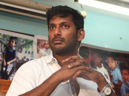 ஜல்லிக்கட்டு தடையை ஆதரிப்பதா.. விஷால் கொடும்பாவியை எரித்து வீர விளையாட்டு மீட்புக் கழகம் போராட்டம்