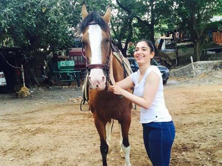 பாகுபலி கிளைமாக்ஸ்... ‘பூஜா’வோடு நண்பேன்டா ஆனார் தமன்னா!