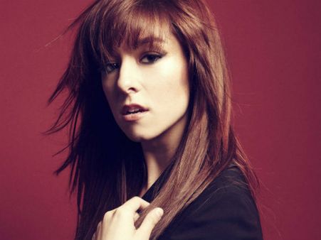 பிரபல பாடகியை சுட்டுக்கொன்று தானும் தற்கொலை செய்து கொண்ட மர்ம நபர்!