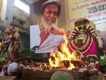 ரஜினி, கபாலி வெற்றிக்காக சோளிங்கரில் நடந்த சிறப்புப் பிரார்த்தனை!