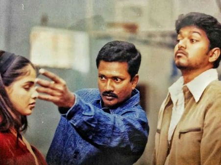 ரசிகர்களுக்காக நேரம் காலம் பார்க்காத விஜய்... - இயக்குநர் ஜான் மகேந்திரன்