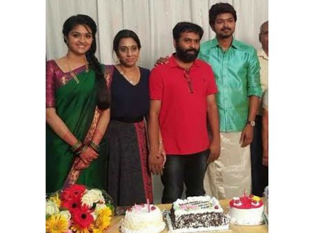 படக்குழுவினருடன் கேக் வெட்டி பிறந்த நாள் கொண்டாடிய விஜய்!