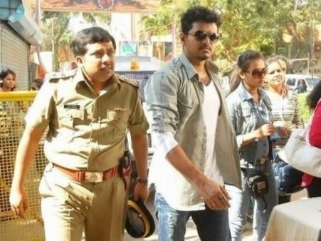 விஜய் எப்படிப்பட்ட டைப்... 'கலகல'வா.. 'மூடி'யா? - ஆஸ்தான காமெடியன்களின் கமெண்ட்ஸ்!