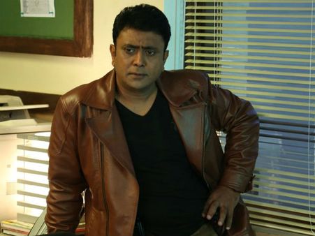 என்னையும் படத்தையும் காப்பாத்துங்க! - ஒரு இயக்குநரின் வேண்டுகோள்