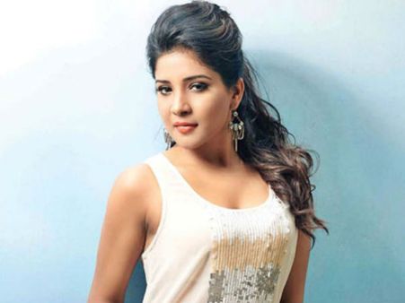 ஒரு நதியா மாதிரி, ஒரு குஷ்பு மாதிரி.. இது சாக்‌ஷி அகர்வாலின் சின்னச் சின்ன ஆசை