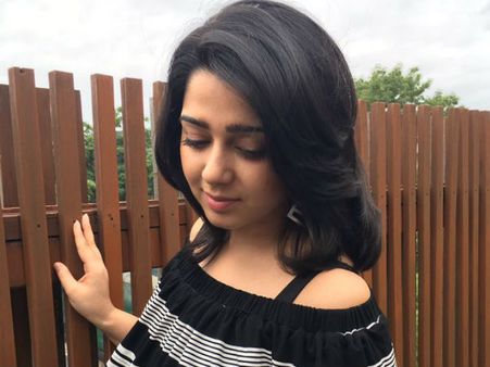 தன் முடியை கத்தரித்து கேன்சரால் பாதிக்கப்பட்ட 2 ரசிகைகளுக்கு ‘விக்’ செய்து கொடுத்த சார்மி!