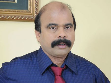 விக்கு பீரோல மாட்டிக்கிச்சு... தியேட்டர் விசிட்டைப் புறக்கணித்த 'புவர்' ஸ்டார்!