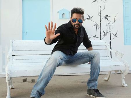 கனவு பலித்தது... முழு நேர ஹீரோவானார் சந்தானம்... அடுத்து செல்வராகவன் இயக்கத்தில்!