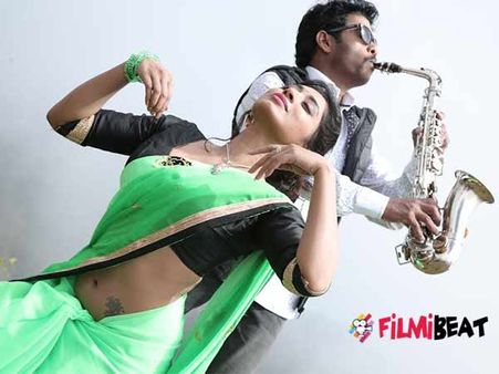 ஆவிகளும் காதலிக்குதாம்.. டூயட் பாடுதாம்... என்னமா கத வுடறானுங்க!