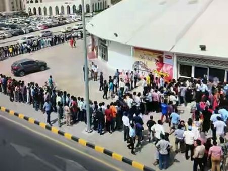 கபாலி திருவிழா... காணுமிடமெல்லாம் மக்கள் வெள்ளம்... டிக்கெட் கிடைக்காமல் ரசிகர்கள் ஏமாற்றம்!