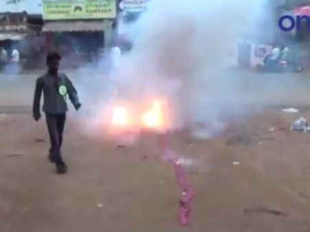 கபாலி பார்க்க சிவகங்கை வந்த ரசிகர்கள்: பட்டாசு வெடித்து கொண்டாட்டம் - வீடியோ