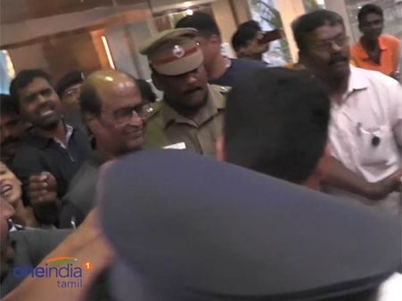 சென்னை ஏர்போர்ட்டில் 'சிங்க நடை’ போட்ட ரஜினி... பெருமகிழ்ச்சி அடைந்த ரசிகர்கள்- வீடியோ