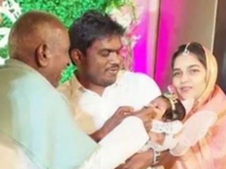 யுவன் மகள் பெயர் சூட்டு விழா.... பேத்தி ஷியாவை கொஞ்சி மகிழ்ந்த இளையராஜா