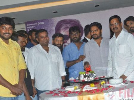 மெகா ஹிட்டான கபாலி... 'சக்சஸ் மீட்'டில் கேக் வெட்டி கொண்டாடிய படக்குழுவினர் - வீடியோ