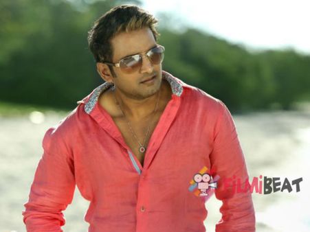 அவருக்கு ஒர்க்அவுட்டாச்சு, எனக்கு மட்டும் ஏன் ஓரங்கட்டுது.. இப்படி ஆயிருமோ சந்தானம் நிலை?