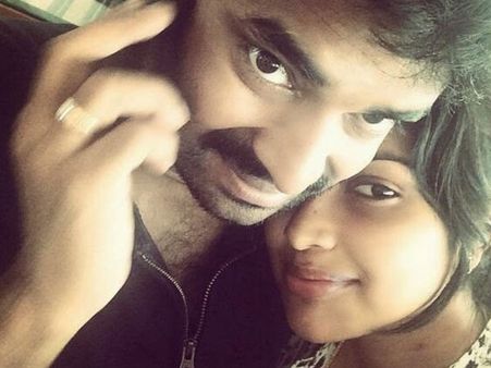 கோர்ட்டில் பார்த்தும் பார்க்காததுபோன்று பேசாமல் முகத்தை திருப்பிய அமலா, விஜய்