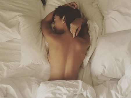 வெளிநாட்டில் இருந்து அரை நிர்வாண படத்தை இன்ஸ்டாகிராமில் போட்ட எமி ஜாக்சன்