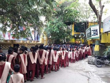 கடலூரில் 650 பள்ளி மாணவிகளுக்கு கபாலி சிறப்புக் காட்சி