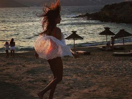 இந்த நடிகை இப்படி எல்லாம் போட்டோ போட்டால் ரசிகர்கள் என்னாவது பாஸ்?