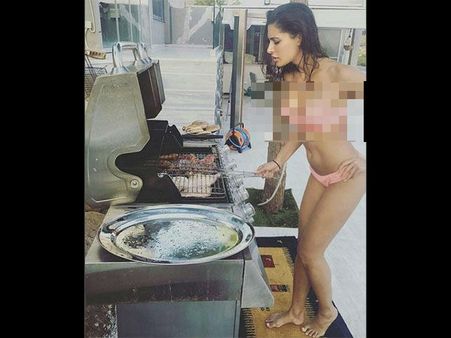 தம்மாத்துண்டு பிகினியில் சமையல் செய்து சூடேற்றும் நடிகை நர்கிஸ் ஃபக்ரி