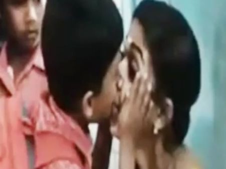 நயன்தாரா, சிறுவன் ஜாலி முத்தத்தை போய் இப்படி பார்க்கும் அளவுக்கு தாழ்ந்துட்டோமா?: இயக்குனர்