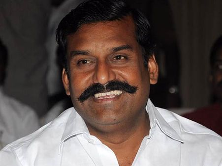 மீண்டும் நடிக்க வந்த நெப்போலியன் கையிலும் அரிவாளை கொடுத்த கிடாரி