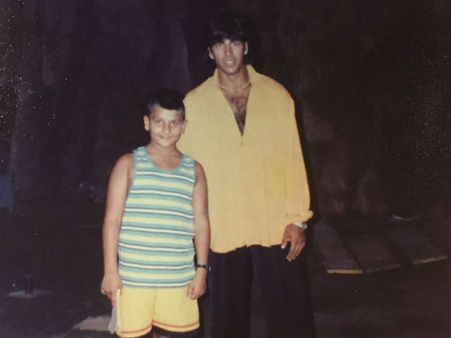 ரஜினி வில்லனுடன் இருக்கும் சிறுவன் இப்போ பெரிய ஹீரோ: யார்னு தெரியுதா?