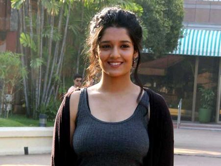 ஆண்டவன் கட்டளையில் புலனாய்வு நிருபராக நடிக்கும் ரித்திகா சிங்