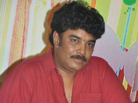 300 சி ஓகே... ஆனா சுந்தர் சிக்கு இன்னும் ஹீரோ கிடைக்கலையாமே…?