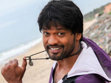 ஓடிக் கொண்டிருந்த கார் திடீரென தீப்பிடித்தது... நடிகர் சவுந்திரராஜன் குடும்பத்துடன் உயிர் தப்பினார்