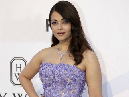 கொலவெறியில் பச்சன்கள்: கரண் பட விளம்பர நிகழ்ச்சியை புறக்கணிக்கும் ஐஸ்வர்யா ராய்?