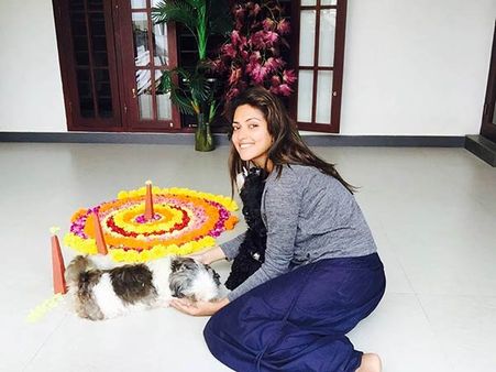 விஜய் இல்லாமல் செல்லக்குட்டி, அபியுடன் ஹேப்பியாக ஓணம் கொண்டாடிய அமலா பால்