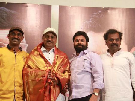 'நூறு நாள் வேணாங்க... போட்ட காசை எடுத்தாலே போதும்...' - இது பாக்யராஜ் பாணி வாழ்த்து!