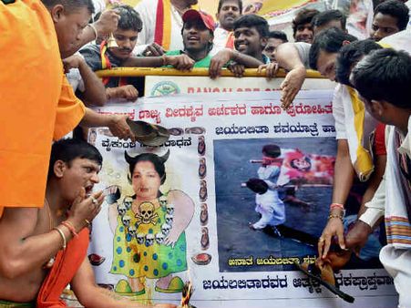 15 கோடி தமிழர்களின் பிரதிநிதியான ஜெ.வை அவமதிப்பதா.. கர்நாடகாவுக்கு சினிமா பிஆர்ஓ யூனியன் கண்டனம்