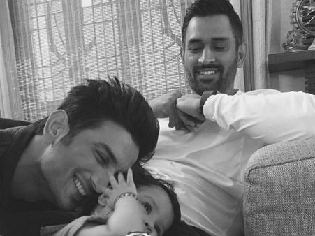 ரீல் டோணியுடன் கொஞ்சி விளையாடும் ஜிவா: வைரல் போட்டோ