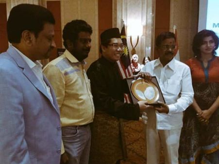 'கபாலி' கலைப்புலி தாணுவைக் கவுரவித்த மலேசிய அரசு!