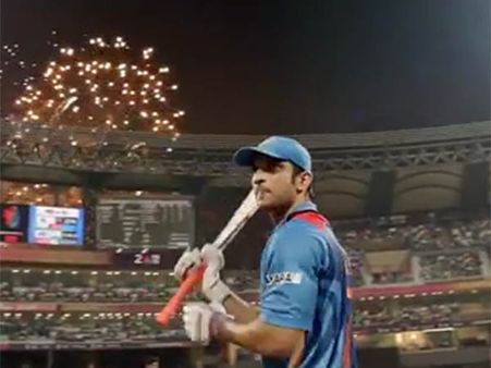 பிரமாண்டமாக ரிலீஸான 'டோணி': பாகிஸ்தானில் மட்டும் தடை