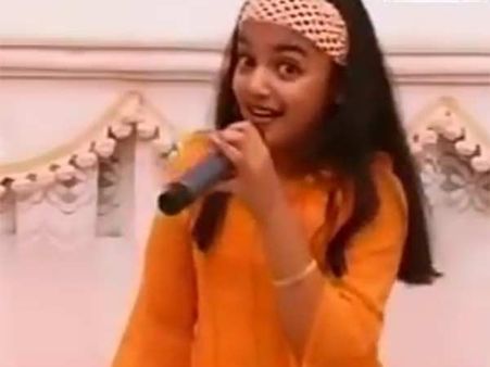 வைரல் வீடியோ: கொனட்டி கொனட்டி பாடும் இந்த சிறுமி எந்த நடிகை என்று தெரியுதா?