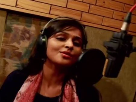 ரம்யா நம்பீசன் குரலில் 'அக்கம் பக்கம்'... 'முன்னோடி' படத்தின் ஒரு கிக் பாட்டு! #Munnodi