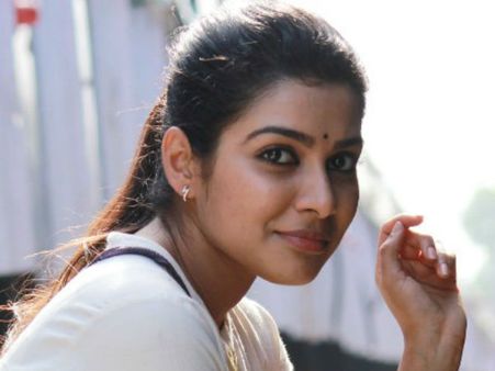 நான் ஒன்னும் நடிகை சாட்னாவை கட்டாயப்படுத்தி திருமணம் செய்யவில்லை: கார்த்தி