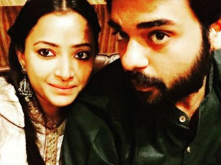 இளம் இயக்குனரை லவ்வும் நடிகை ஸ்வேதா: வைரலான புகைப்படங்கள்