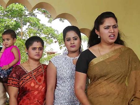 மடிசார் கட்டினா அடையாளம் தெரியாதா காதில் பூ சுற்றும் வம்சம்