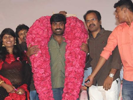 விஜய் சேதுபதிக்கு 'இளம் வசூல் நாயகன்' விருது!