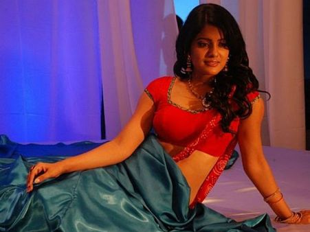 பல்பு எரிஞ்சுது, மணி அடிச்சது: வெட்கப் புன்னகை சிந்தும் விசாகா சிங்