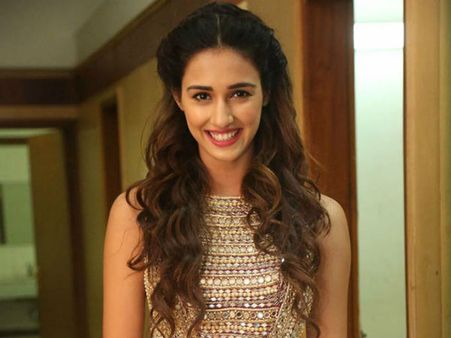 தல ரொம்ப 'ஷை', சாக்ஷி நிறைய பேசுவார்: சொல்கிறார் டோணியின் ரீல் காதலி