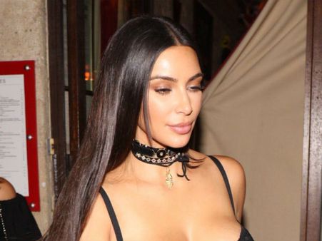 ரூ. 74 கோடி நகைகள் திருட்டு: பாரீஸுக்கு பெரிய கும்பிடு போட்டு கிளம்பிய நடிகை கிம்