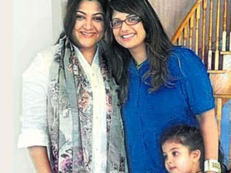 ரம்பாவை விட்டுட்டு, போய் புள்ள குட்டிய படிக்க வைங்க: குஷ்பு