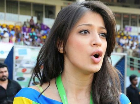 டோணி பட இயக்குனர் மீது கோபத்தில் இருக்கும் லட்சுமிராய்