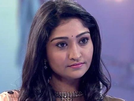 சாதரணமாக தமிழில் சொன்னதே புரியலையாம்.... டிரான்ஸ்லேட் பண்ணனுமாம்.. எரிச்சல் நடிகை 